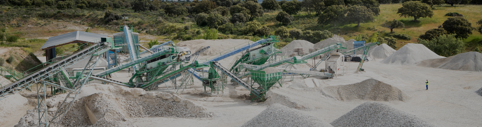 Un hombre de pie en una mina